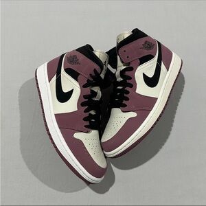 NWB Nike Air Jordan 1 Mid SE DC7267-500 Womens Mulberry Athletic Shoes Size US 9